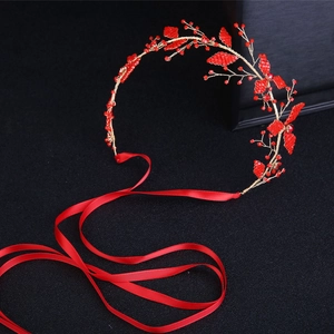 Détail d'un bandeau à fleurs en cristal rouge avec fil doré et longs rubans de soie
