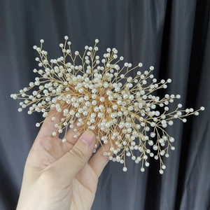 Détails d'un peigne à cheveux pour mariée avec perles blanches et fil de fer doré élégant