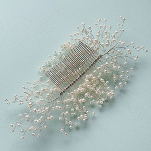 Détail du peigne de mariée fait main avec perles blanches et fils d'argent élégants