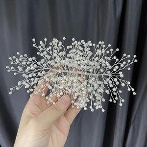 Détail de peigne à cheveux de mariée avec perles et fil d'argent torsadé