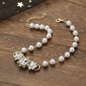 Détail d'un bracelet en perles avec strass carrés et fermoir doré ajustable de luxe
