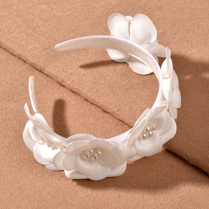 Serre-tête fleuri blanc élégant avec fleurs en tissu et perles pour coiffure de mariée