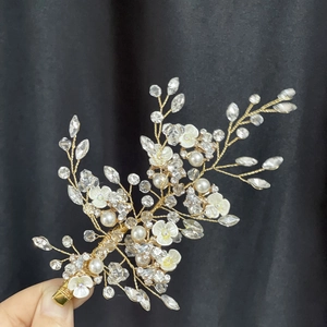 Barrette de mariage faite main avec fleurs en résine, perles et strass marquise