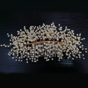 Détails du peigne à cheveux de mariée fait main avec perles sur fil de métal doré