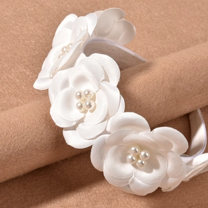 Serre-tête de mariée blanc avec fleurs en satin faites main et détails de perles