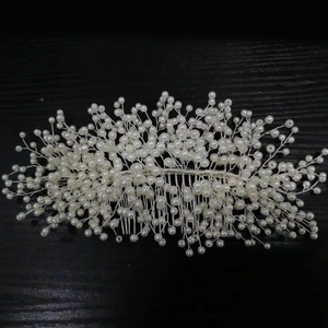 Détail macro du peigne à cheveux de mariée avec perles blanches et fil de fer argent