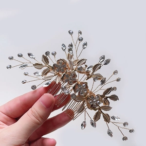 Détails du peigne à cheveux de mariée avec fleurs dorées et feuilles en cristal