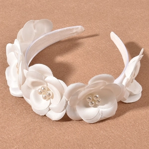 Serre-tête fleuri blanc élégant avec pétales en soie et perles pour coiffure de mariée