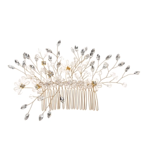 Vue macro détaillée d'un peigne à cheveux de mariée avec cristaux, feuilles dorées et fleurs