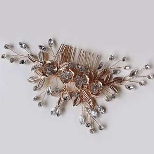 Peigne à cheveux de mariée avec fleurs dorées et cristaux étincelants pour mariage chic