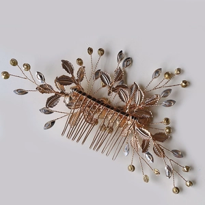 Détail du peigne à cheveux pour mariée avec feuilles dorées et perles en cristal ambré