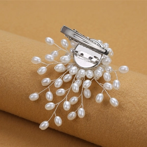 Elegant pearl brooch for women with dual-use back clip and safety pin for coats