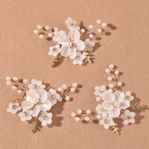 Set di tre fermagli per capelli da sposa con fiori bianchi, strass e dettagli in foglia d'oro