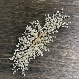 Peigne à cheveux de mariée doré élégant avec perles blanches faites à la main sur bois