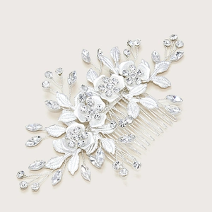 Gros plan détaillé d'un peigne à cheveux de mariée argenté avec fleurs en cristal