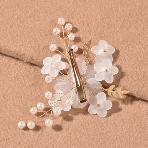 Elegante fermaglio per capelli floreale avorio con petali opachi e perle per la sposa