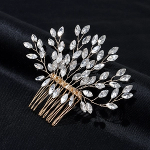 Vue détaillée du peigne de mariée avec fil doré et strass en forme de marquise