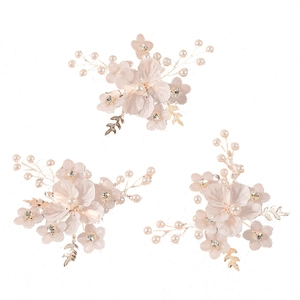 Set di fermagli per capelli da sposa floreali con perle e strass su sfondo bianco