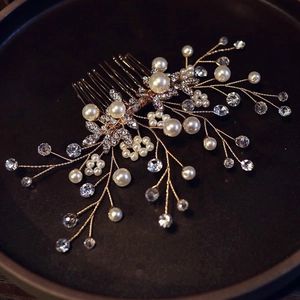 Eleganter goldener Braut-Haarkamm mit weißen Kunstperlen und funkelnden Kristall-Strass