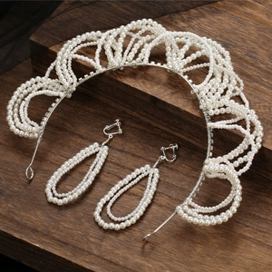 Elegante set sposa con cerchietto e orecchini di perle bianche su montatura in metallo argento
