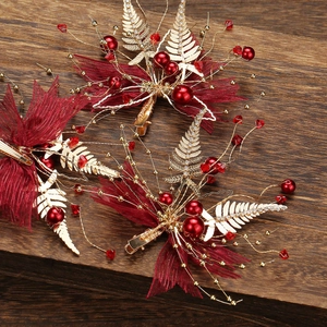 Détail d'accessoires de cheveux de mariée rouges avec feuilles dorées et strass