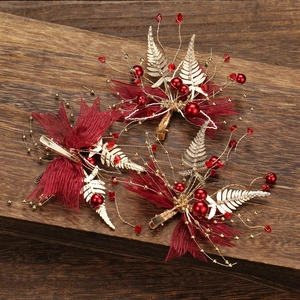 Set de pinces à cheveux de mariée avec fleurs rouges et détails de feuilles dorées