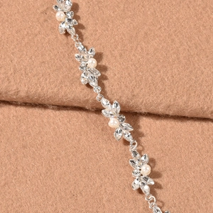 Détail du bandeau en cristal avec perles blanches et monture en métal argenté