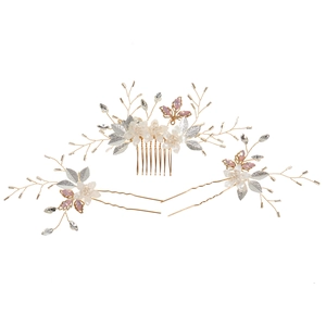 Set di gioielli per capelli da sposa con fiori bianchi e cristalli rosa su filo dorato