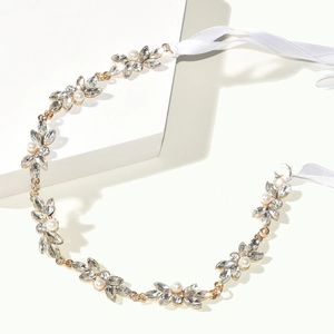 Détail du bandeau de mariée en or champagne avec strass, perles et rubans de soie blancs