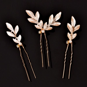 Détail de trois épingles à cheveux feuilles dorées avec perles blanches et cristaux