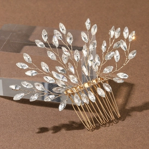 Détail du peigne de mariage doré orné de cristaux marquise et de fils métalliques