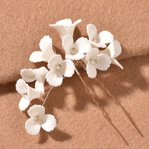 Elegant bridal hair pin with 3D white flowers and golden double-pronged u-shaped fork
