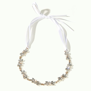 Bandeau de mariée élégant avec fleurs en cristal, perles et ruban de satin blanc pur