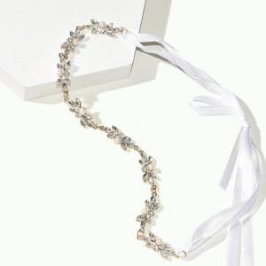 Détail du bandeau de mariée avec strass marquise, perles et rubans de satin blanc