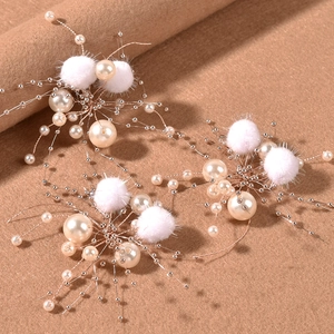 Handgefertigter Brautschmuck mit weißen Fellkugeln und beigen Perlen im Set