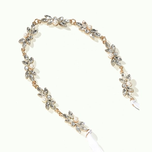 Serre-tête de mariée doré élégant avec feuilles de cristal et perles sur ruban blanc