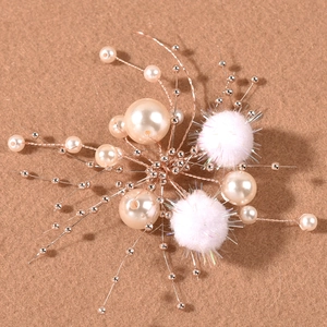 Handgefertigtes Brautschmuck-Set mit weißen Pelzbällen und Perlenketten für die Hochzeit