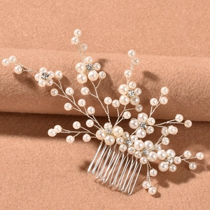 Peigne à cheveux de mariée fait main avec perles et strass sur fond marron