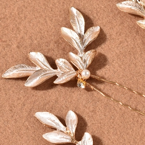 Détails des épingles à cheveux feuilles dorées avec perles et cristaux de mariée