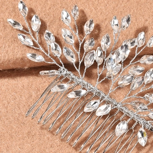 Détail d'un peigne de mariée avec cristaux marquise argentés et fils métalliques tissés