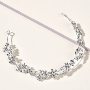 Detailansicht eines silbernen Braut-Stirnbands mit legierten Blumen und Glitzersteinen