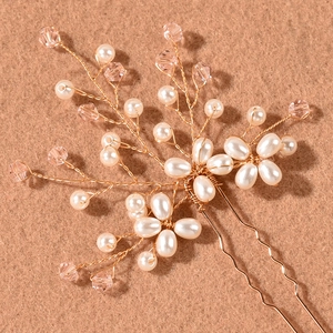 Détail d'une épingle à cheveux de mariée avec cristaux roses et perles faites main