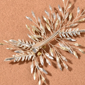 Détail macro de la pince à cheveux de mariée en argent et ses branches de cristal tressées