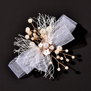 Eleganter weißer Blumenhaarclip mit Perlen und Strass auf lila Netz für die Hochzeit