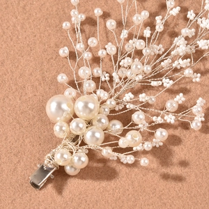 Barrette de mariée élégante avec perles blanches et fleurs faites main sur fil d'argent