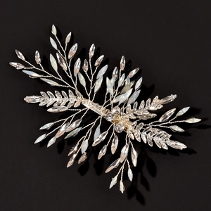 Pince à cheveux de mariée argentée avec strass marquise et cristaux d'opale design