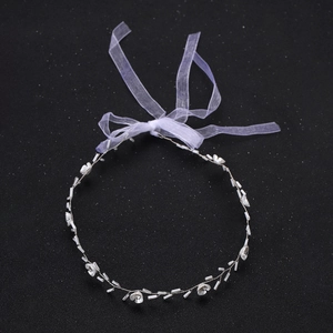 Détail d'un bandeau à fleurs blanches avec perles argentées et rubans en mousseline lavande