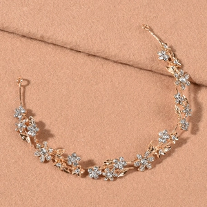 Detailansicht des goldenen Braut-Haarreifens mit Legierungsblumen und Kristallblatt-Details