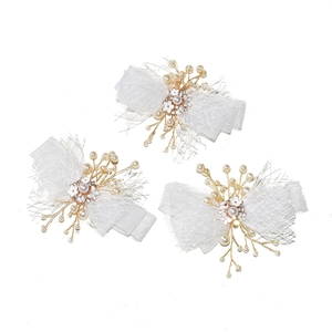 Dreiteiliges Set eleganter weißer Spitzen-Haarspangen mit Perlen für Mädchen und Bräute