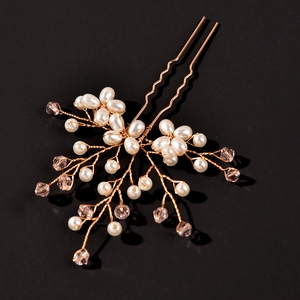 Épingle à cheveux mariage dorée en U avec cristaux roses et perles sur fond noir